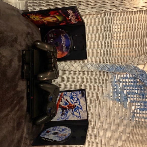 Ps2+2 controls+2 games - Picture 1 of 1